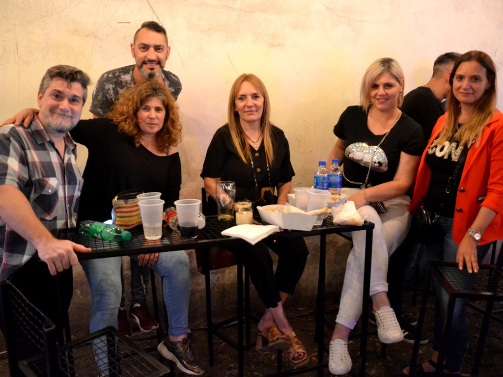 De izquierda a derecha Ariel Neshens de Galería Buenos Aires, Verónica Salvucci de Limoncello, Oscar Torres, Silvia Gómez de Owoko, Adriana Pérez de Tropea Castelar y Silvina Logarzo de Ossira. 